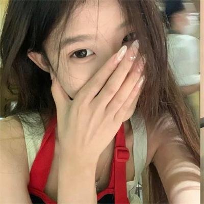 她在这里